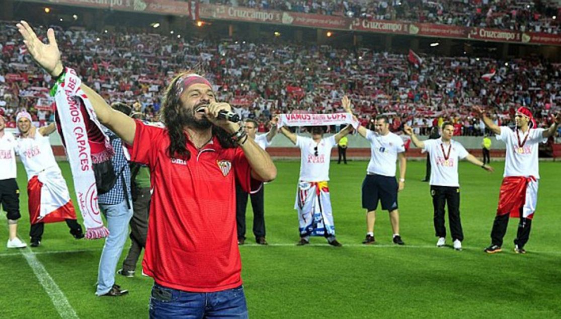El Arrebato, cantando en el campo del Sevilla.