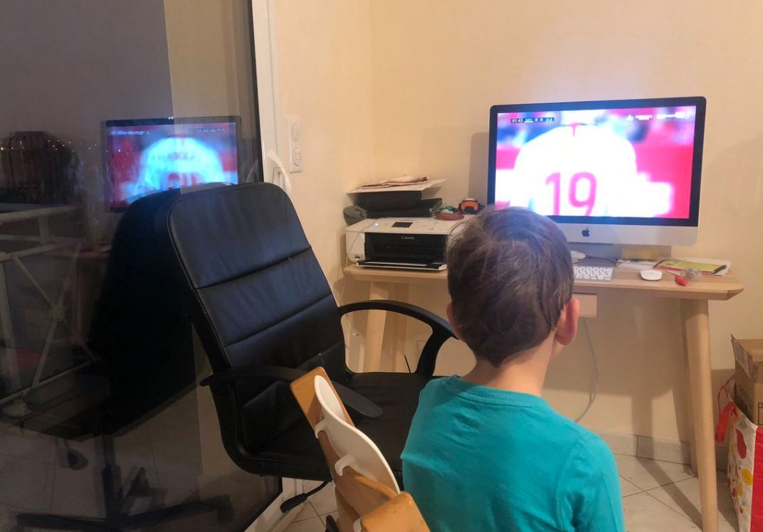  El hijo de Juan Andreu viendo el Sevilla - Alavés.