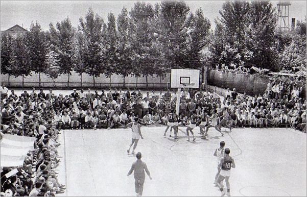  El Sevilla FC de baloncesto en Piscinas Sevilla en el partido contra el Barça.
