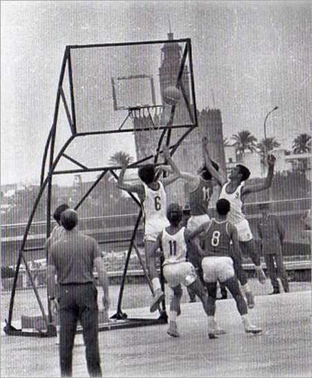  El Sevilla FC en la cancha de baloncesto del Labradores.