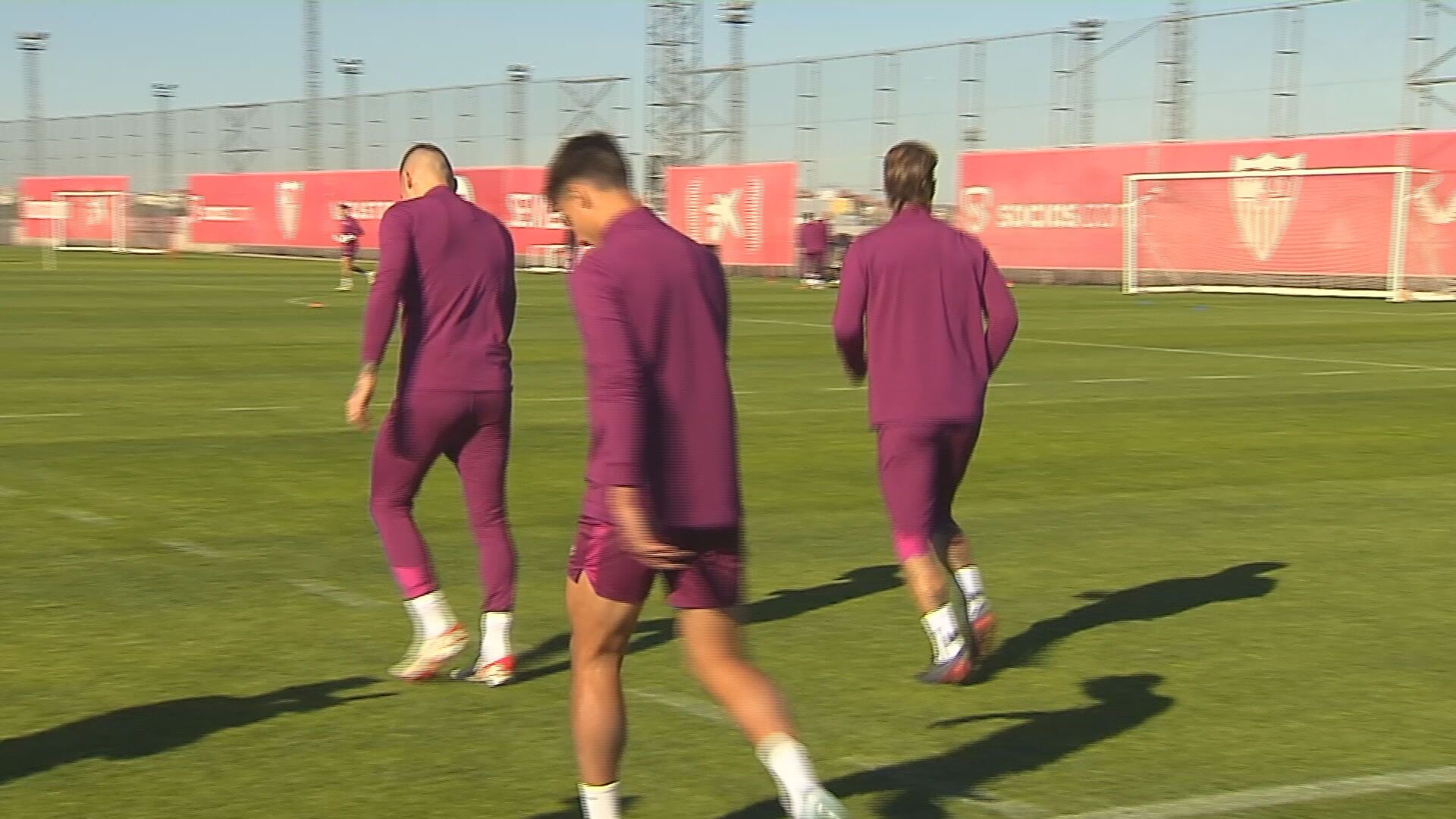  El Sevilla saltando al campo de entrenamiento.