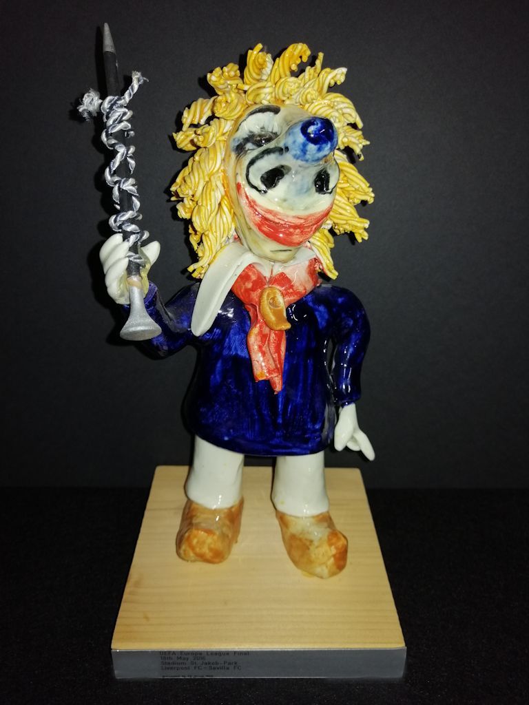  El trofeo que regaló el Basilea al Sevilla FC.