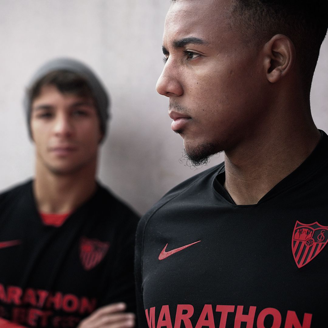  Óliver y Koundé, con la nueva camiseta.