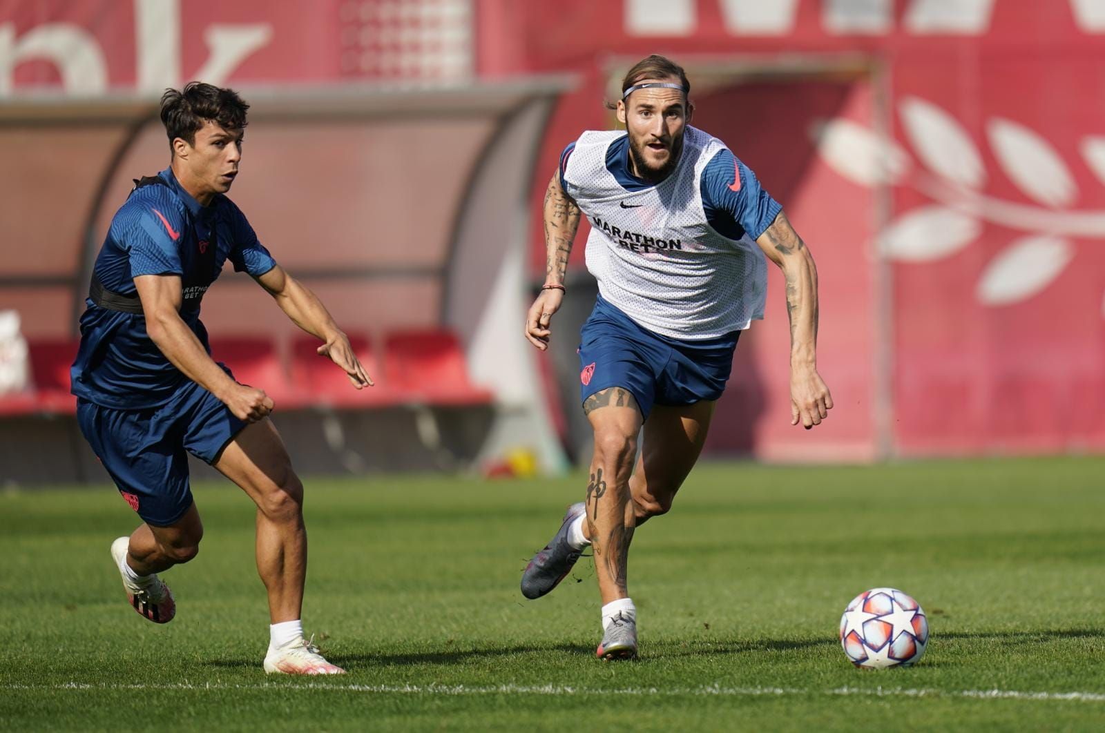  Óliver Torres y Gudelj, en el entrenamiento.