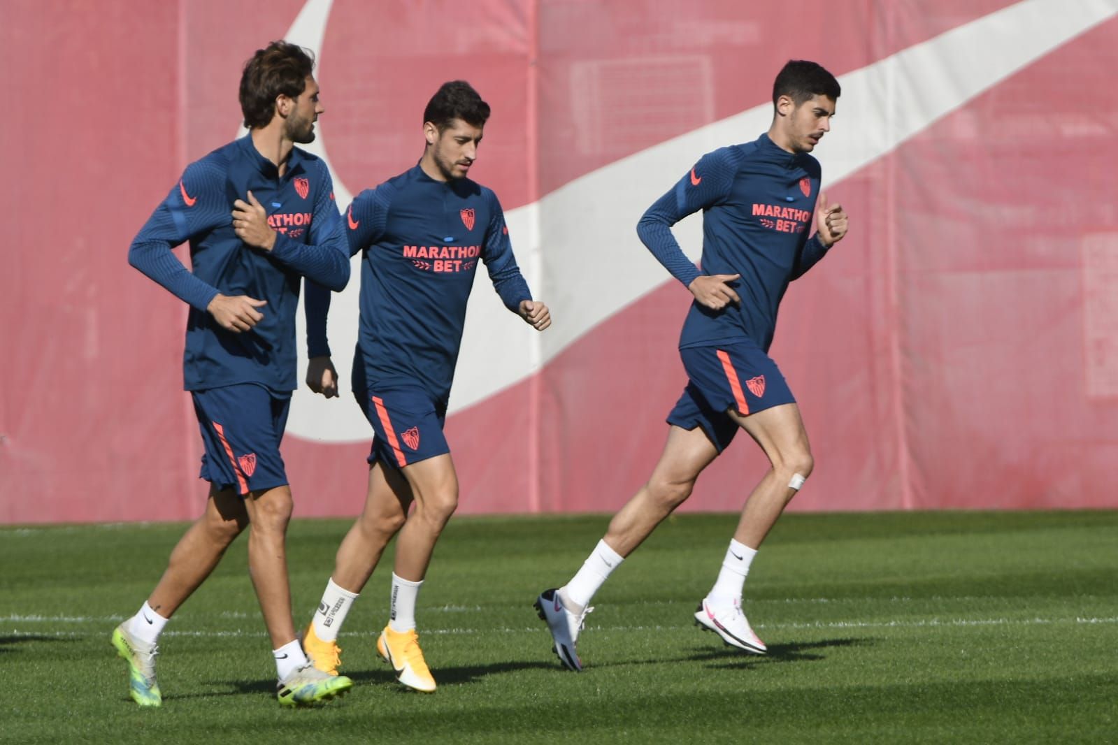  Franco Vázquez, Escudero y Carlos Fernández, en el entrenamiento.