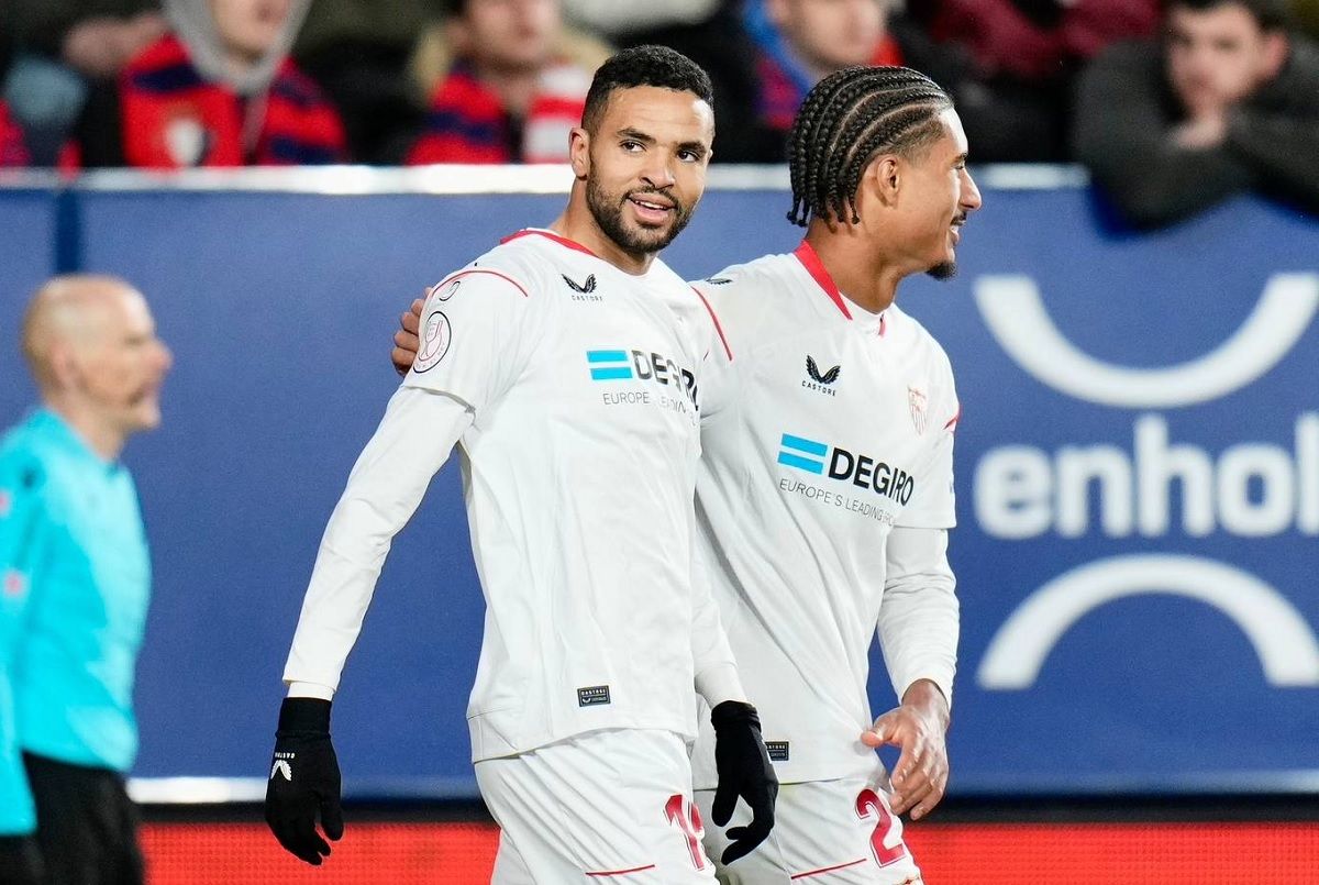  En-Nesyri celebra con Badé su gol en Pamplona.