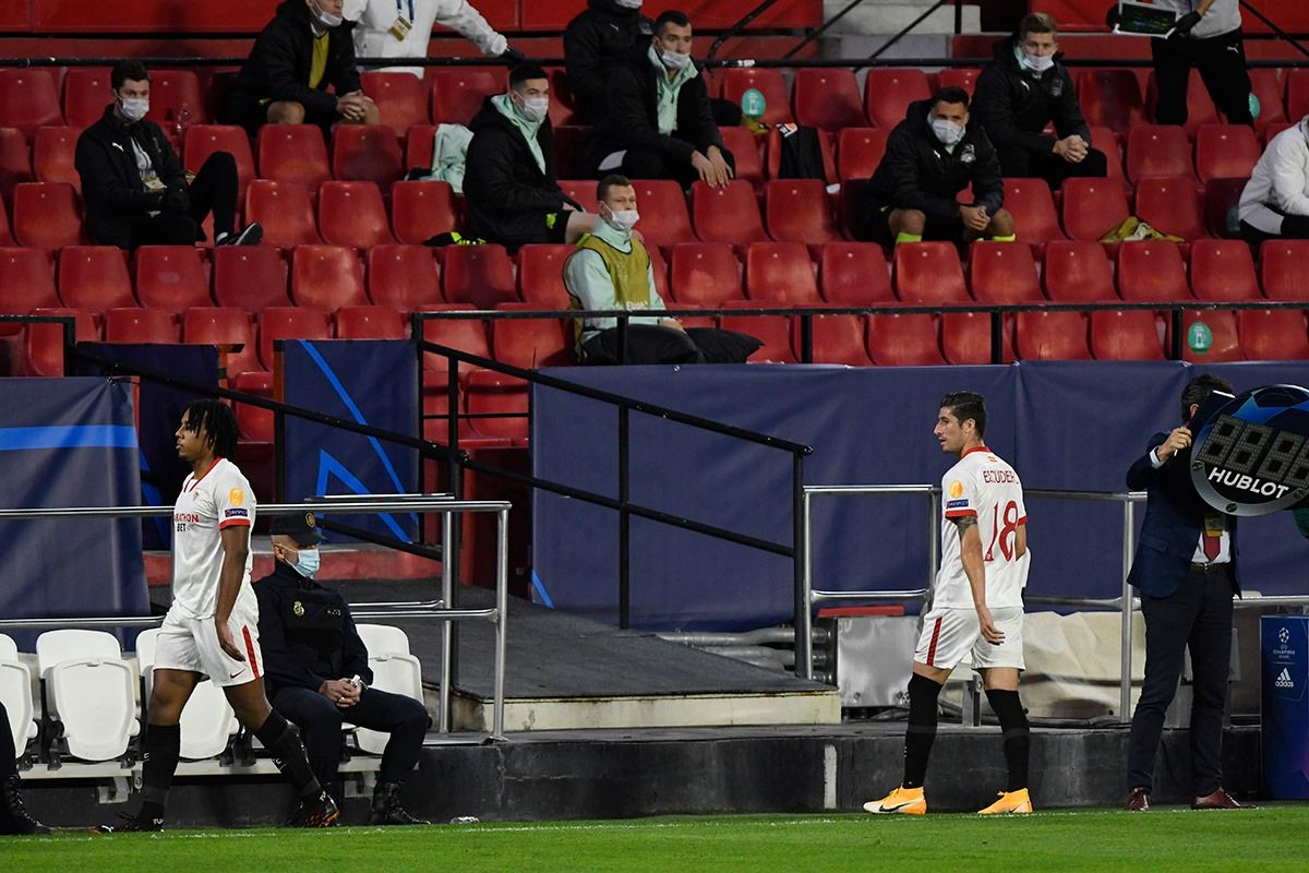 Enfado de Sergio Escudero tras el cambio.