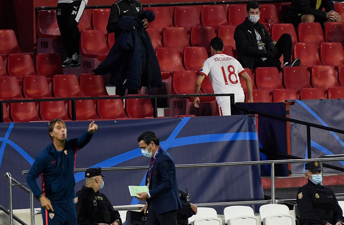 Enfado de Sergio Escudero tras el cambio.