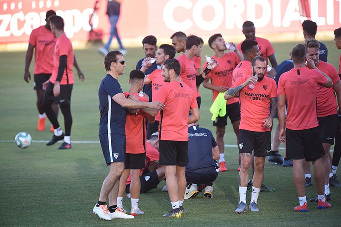  Escudero charla con Lopetegui en un entrenamiento.