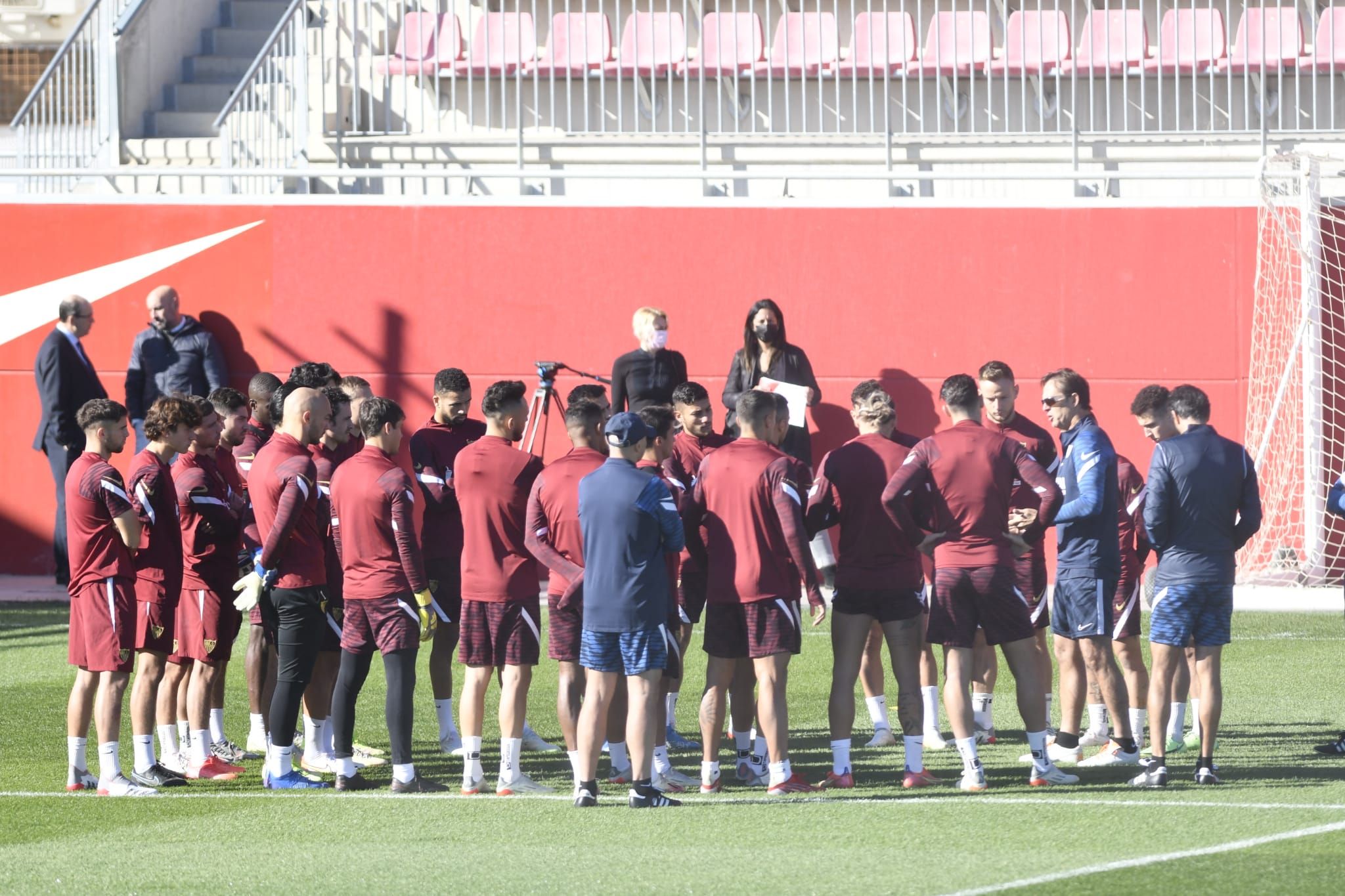  Charla de Lopetegui en un entrenamiento de esta temporada del Sevilla.