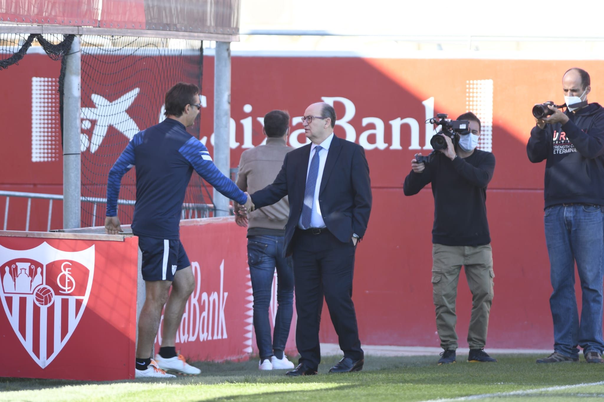  José Castro saluda a Lopetegui en un entrenamiento.