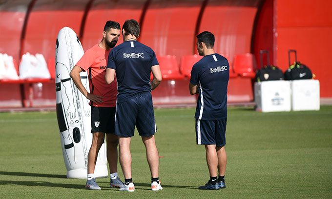  Lopetegui charla con Dabbur en un entrenamiento.