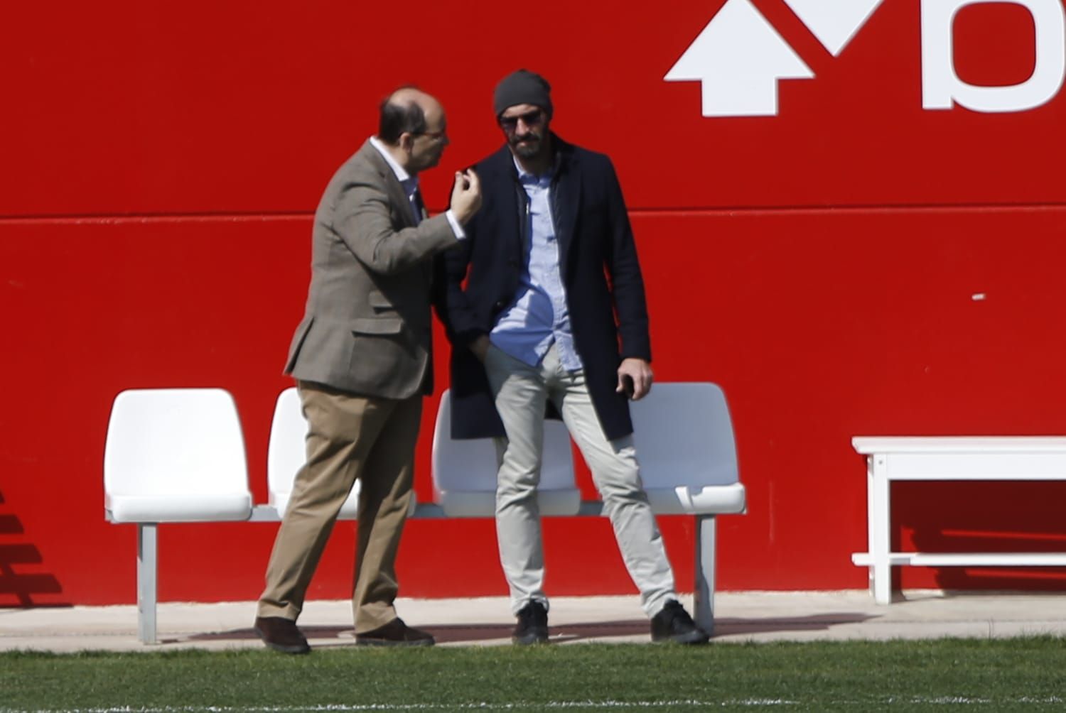  Monchi, con Castro, en la ciudad deportiva sevillista.