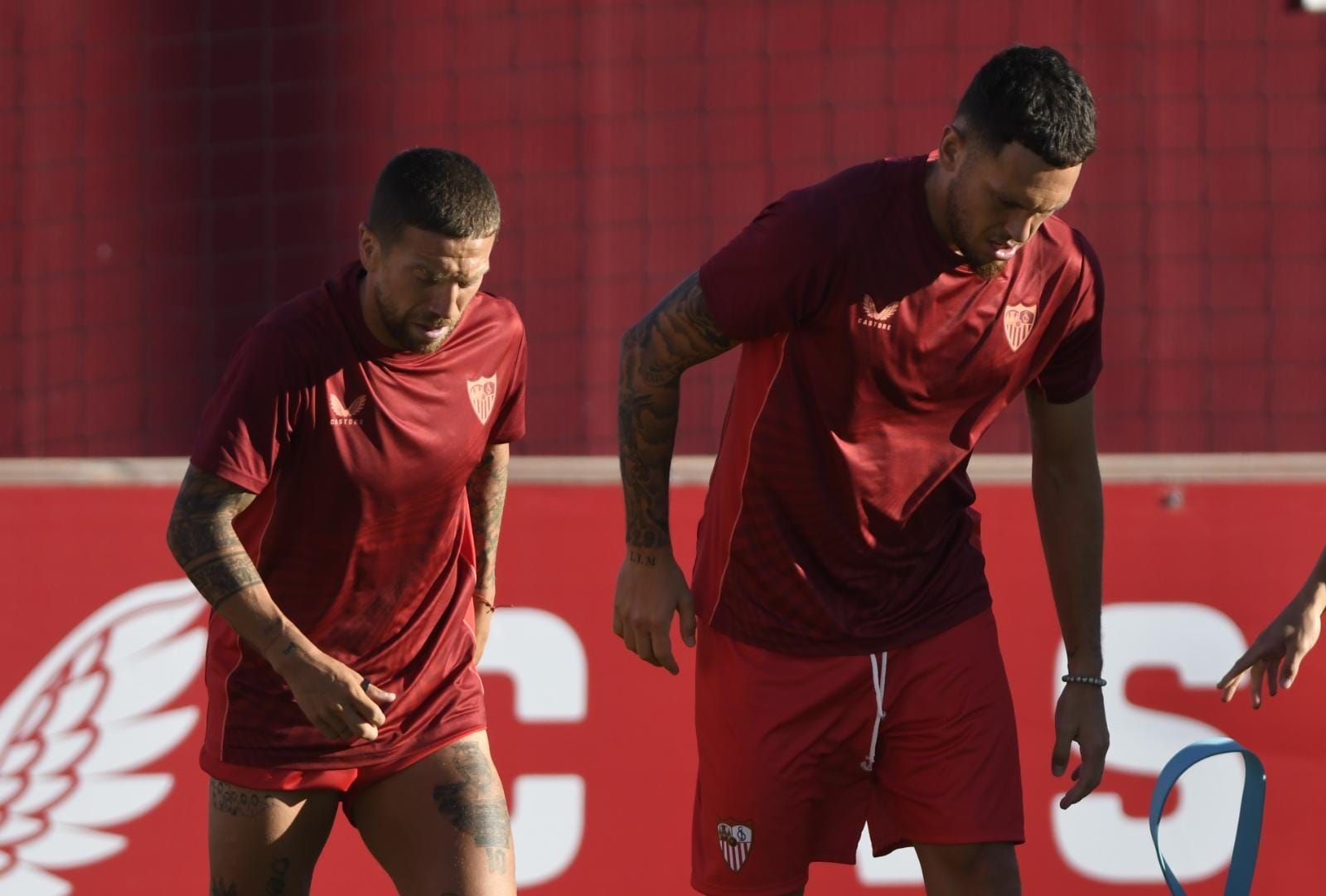 Ocampos y Papu Gómez, en el primer entrenamiento de la pretemporada.