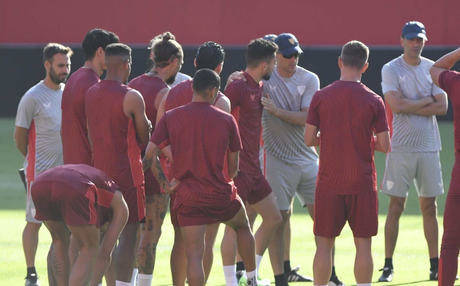  Lopetegui presenta a Alex Telles a sus jugadores.