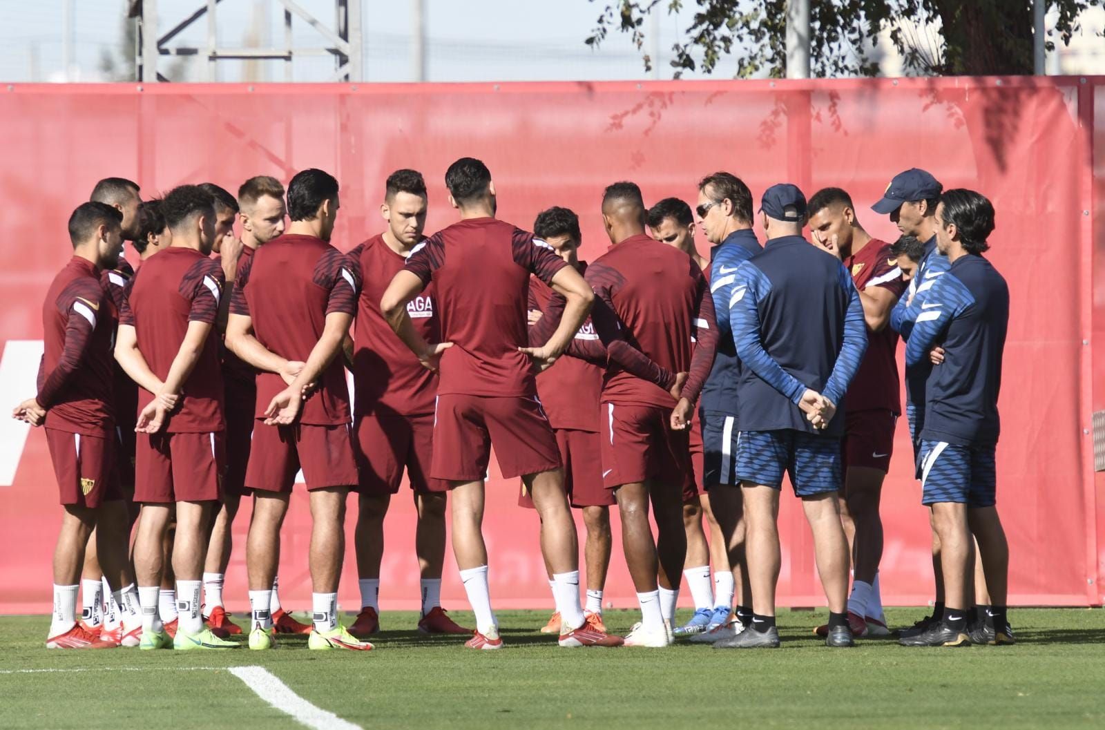  Los jugadores del Sevilla, en el entrenamiento de este martes.