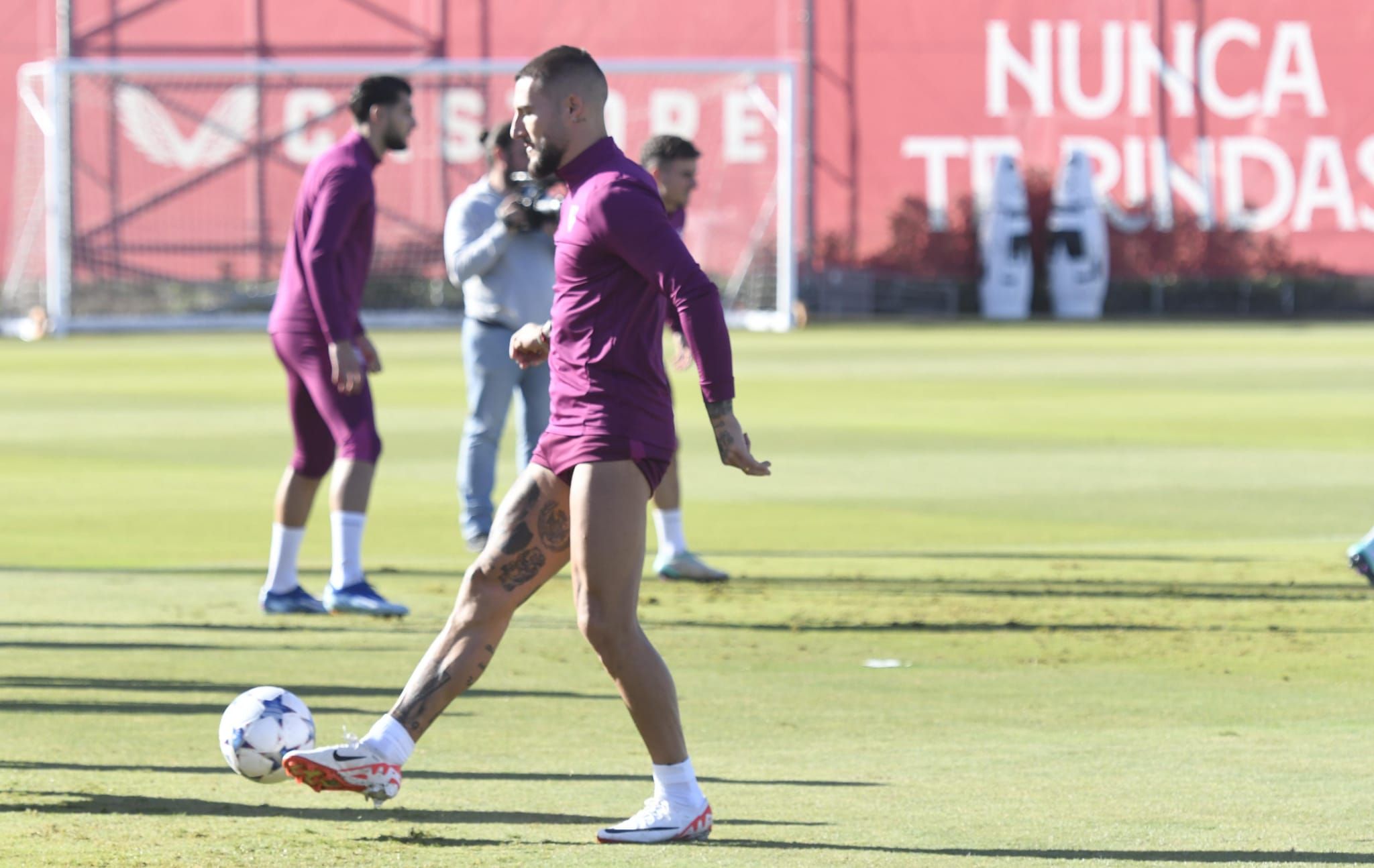  Gudelj, en el entrenamiento del Sevilla.