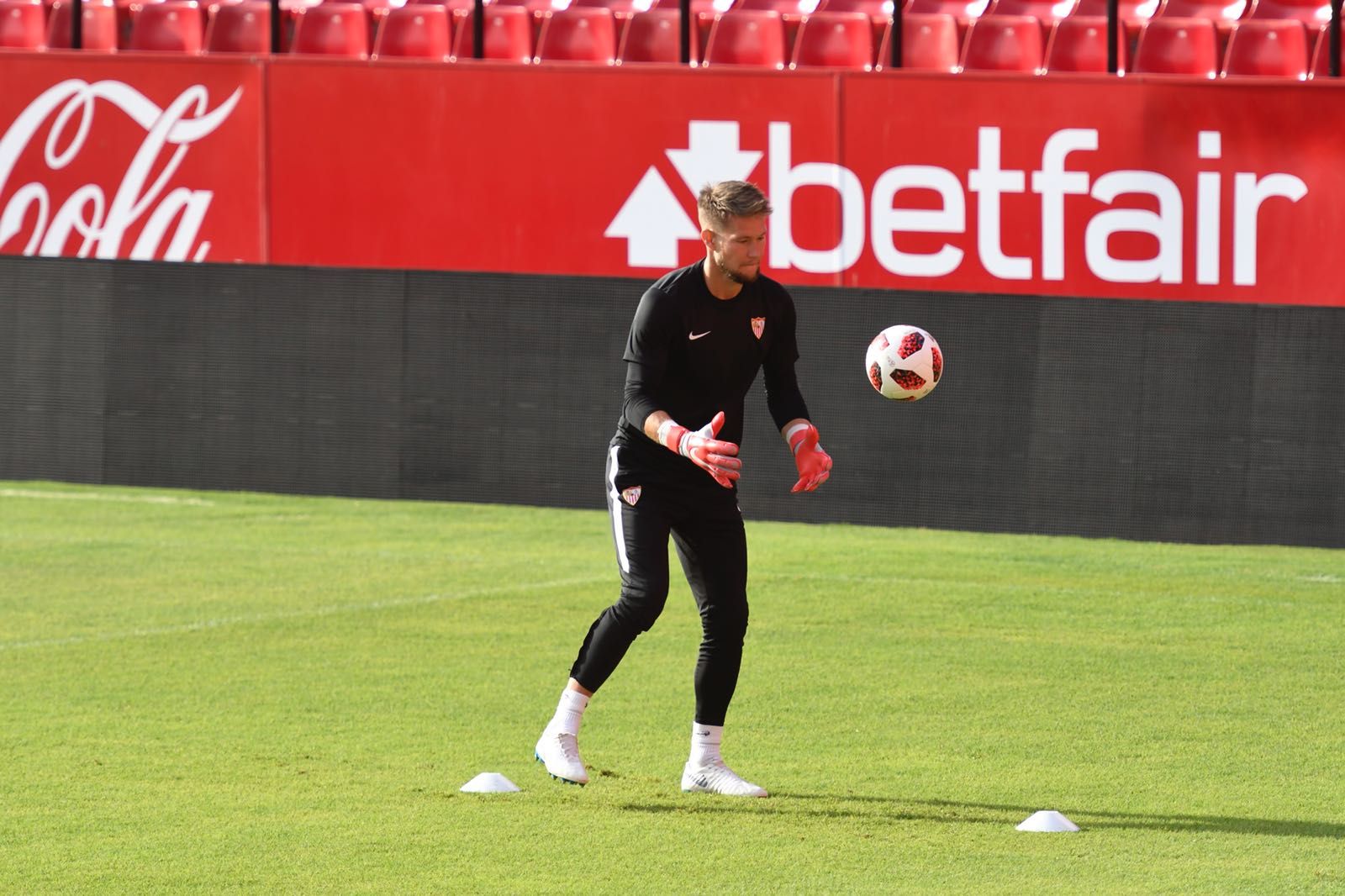 Vaclik, entrenando en el Sánchez-Pizjuán. (FOTO: Kiko Hurtado)