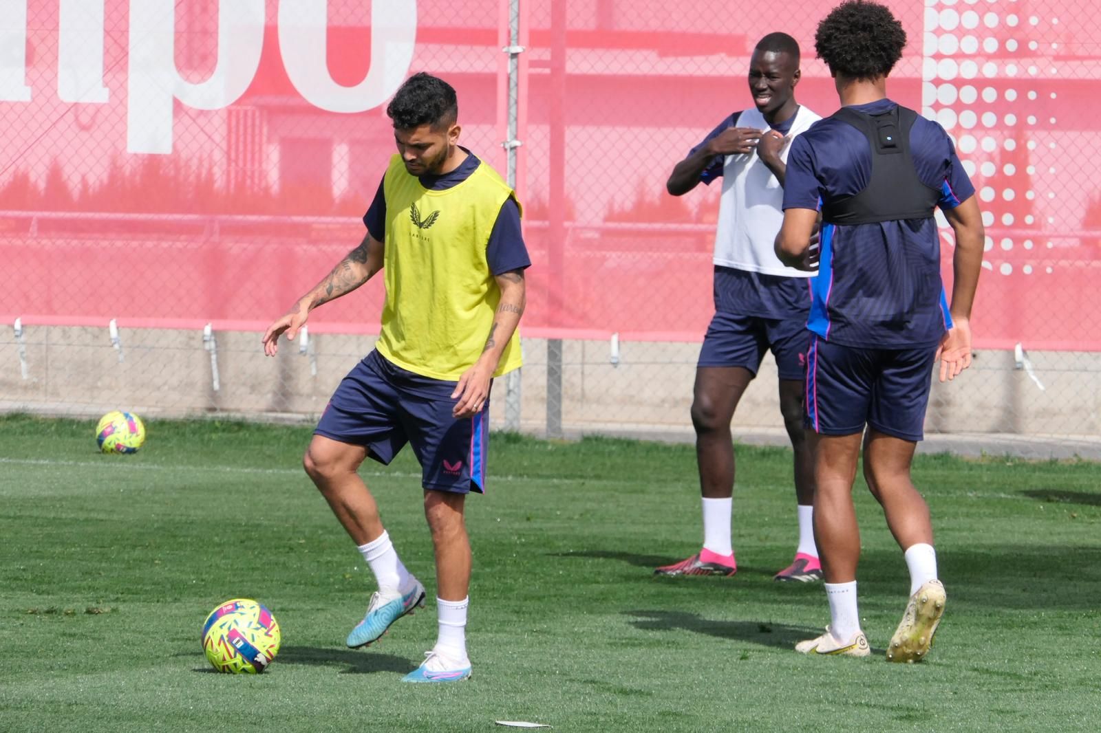 Tecatito, en un entrenamiento del Sevilla.