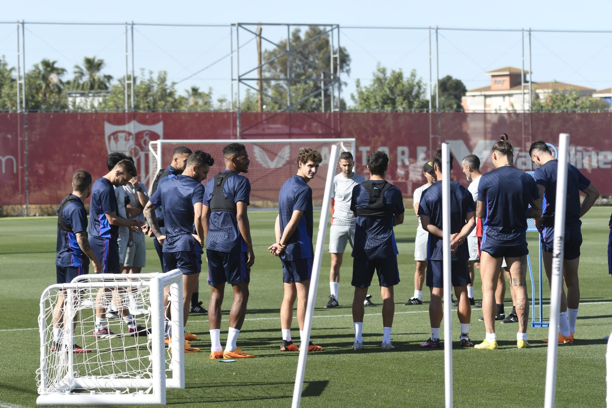  Los jugadores del Sevilla, en el entrenamiento de este sábado.