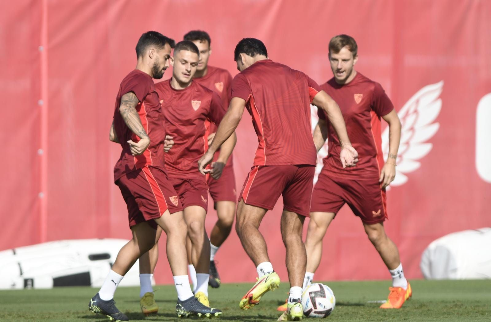  Los jugadores del Sevilla, en el entrenamiento de este lunes.