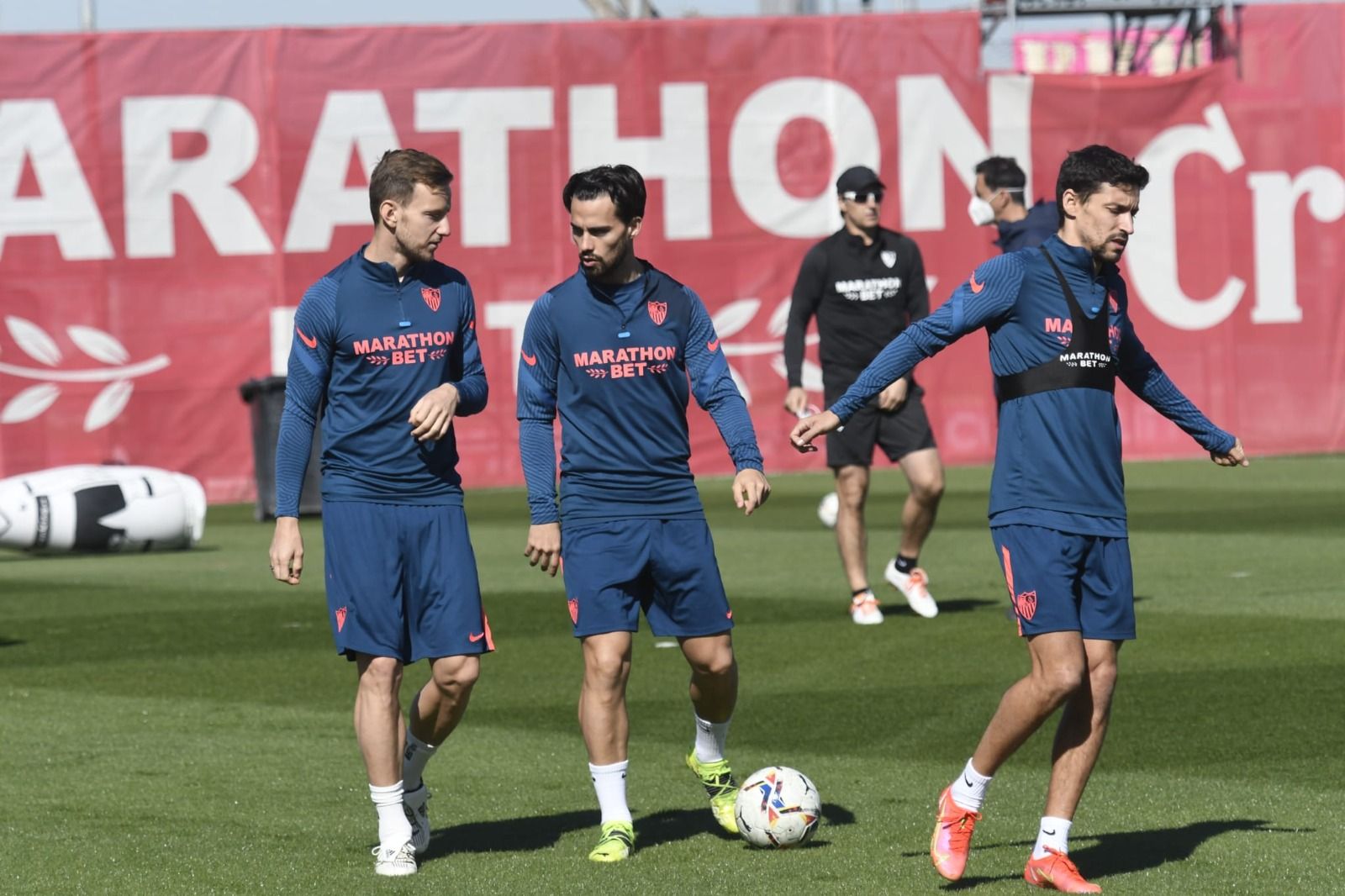  Rakitic, Suso y Navas, en el entrenamiento de este lunes.