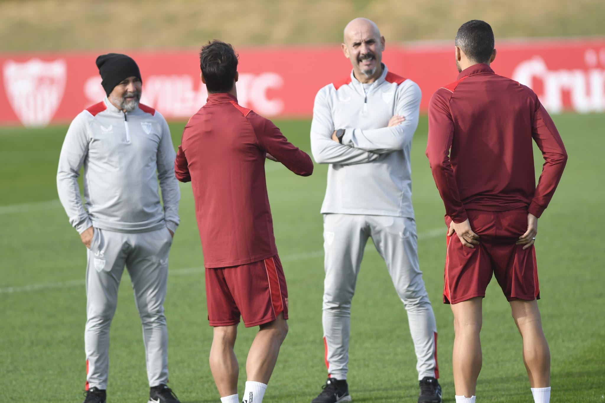  Sampaoli charla con Óliver Torres y Joan Jordán.
