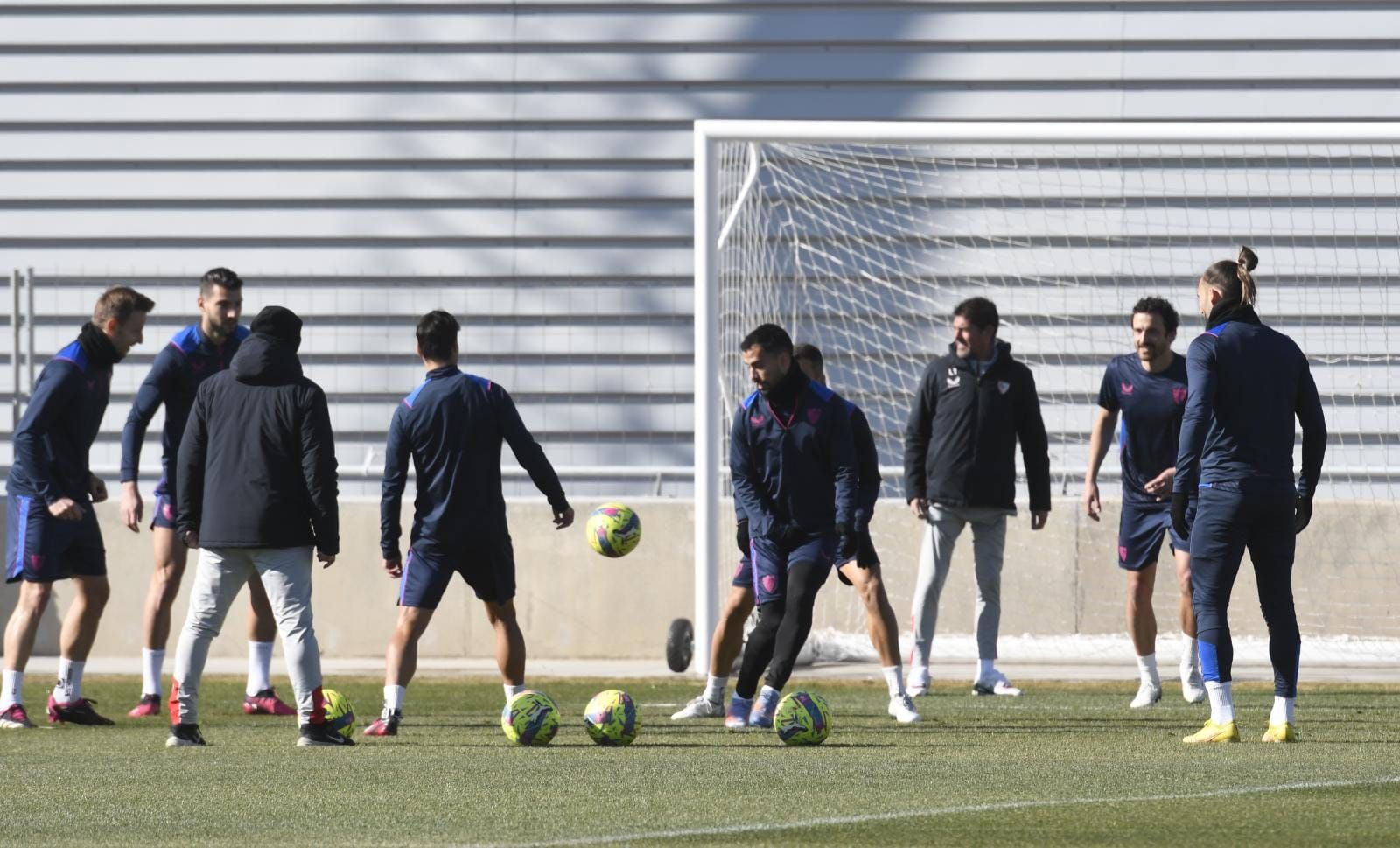  Los jugadores del Sevilla, en el entrenamiento de este viernes