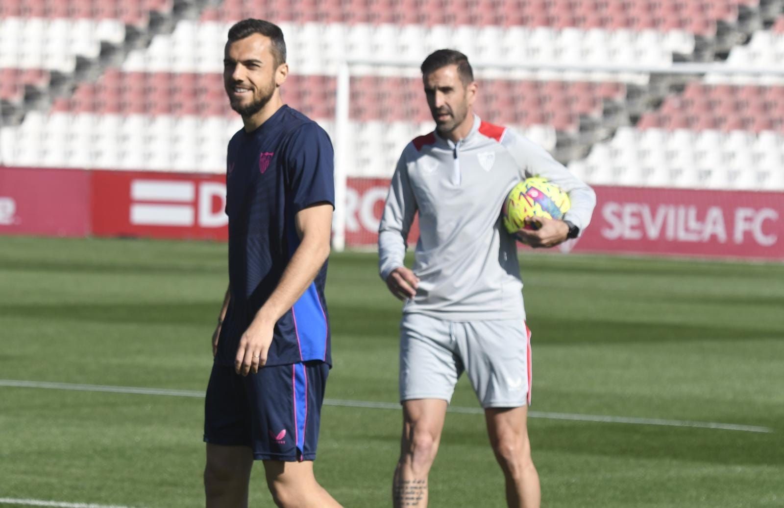  Joan Jordán y Juan Díaz, en un entrenamiento del Sevilla FC.