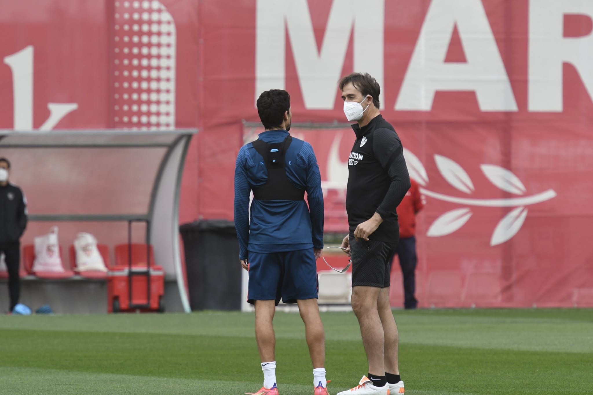  Lopetegui charla con Jesús Navas en un entrenamiento del Sevilla.