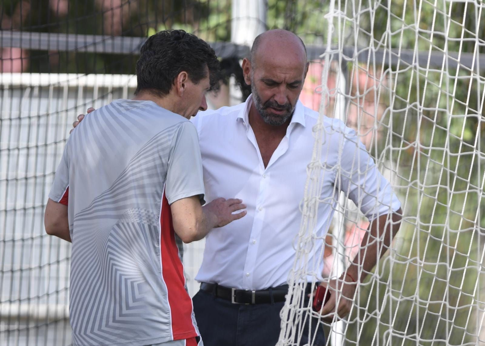  Salvador Castillo, médico del Sevilla, conversa con Monchi.