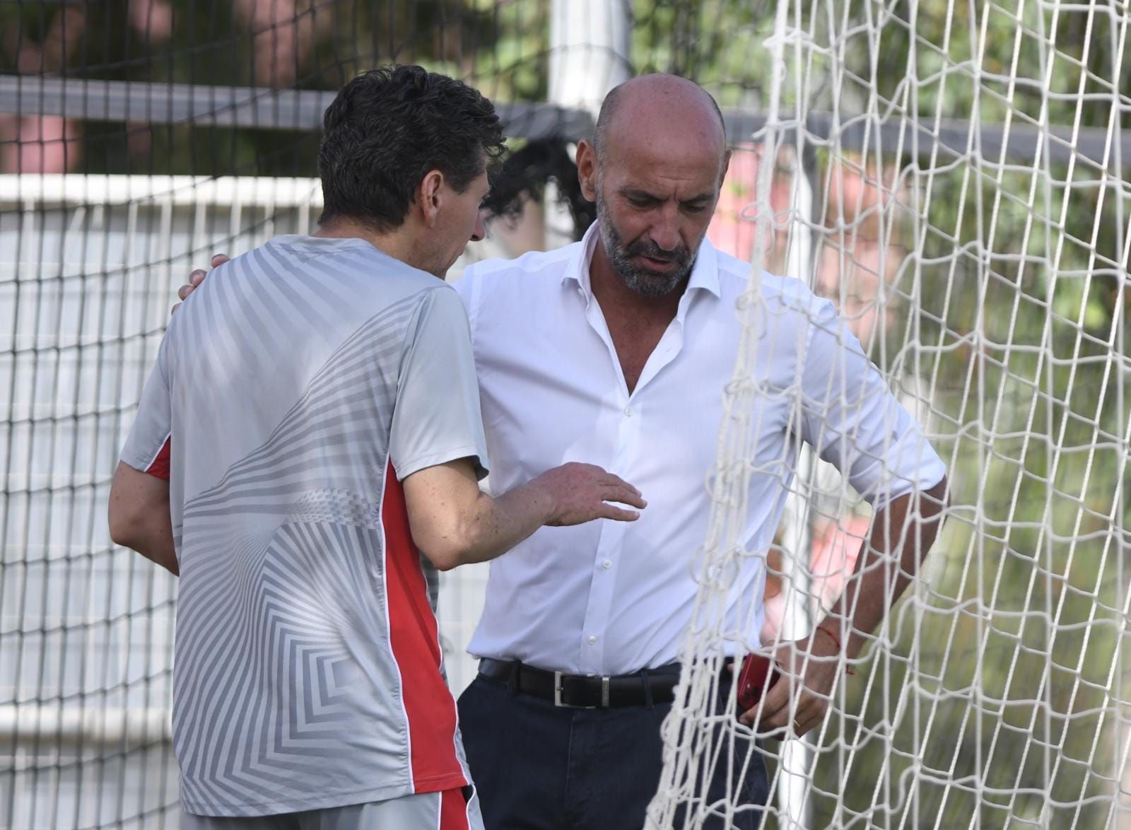  Salvador Castillo, el que fuera médico del Sevilla, conversa con Monchi.