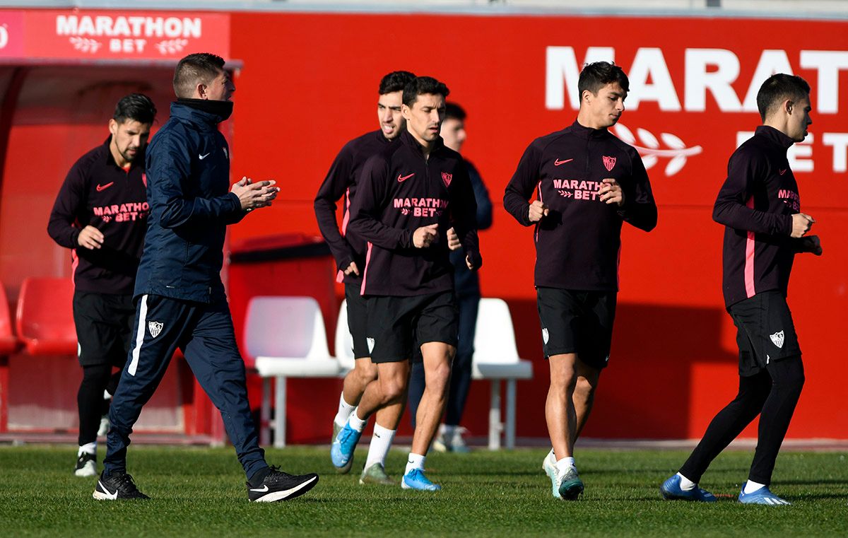 Los jugadores del Sevilla en el entrenamiento.