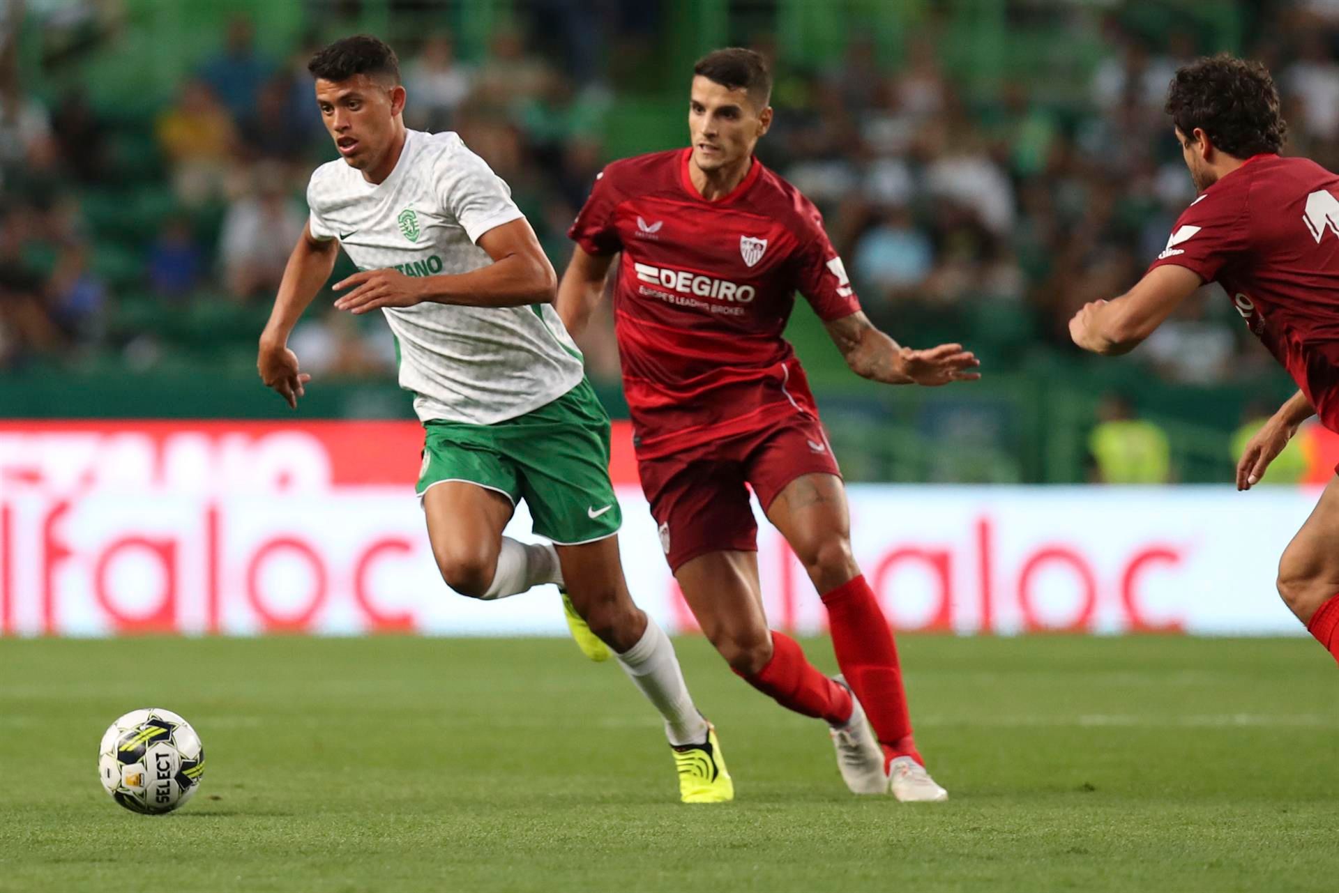  Erik Lamela, jugador del Sevilla, ante el Sporting