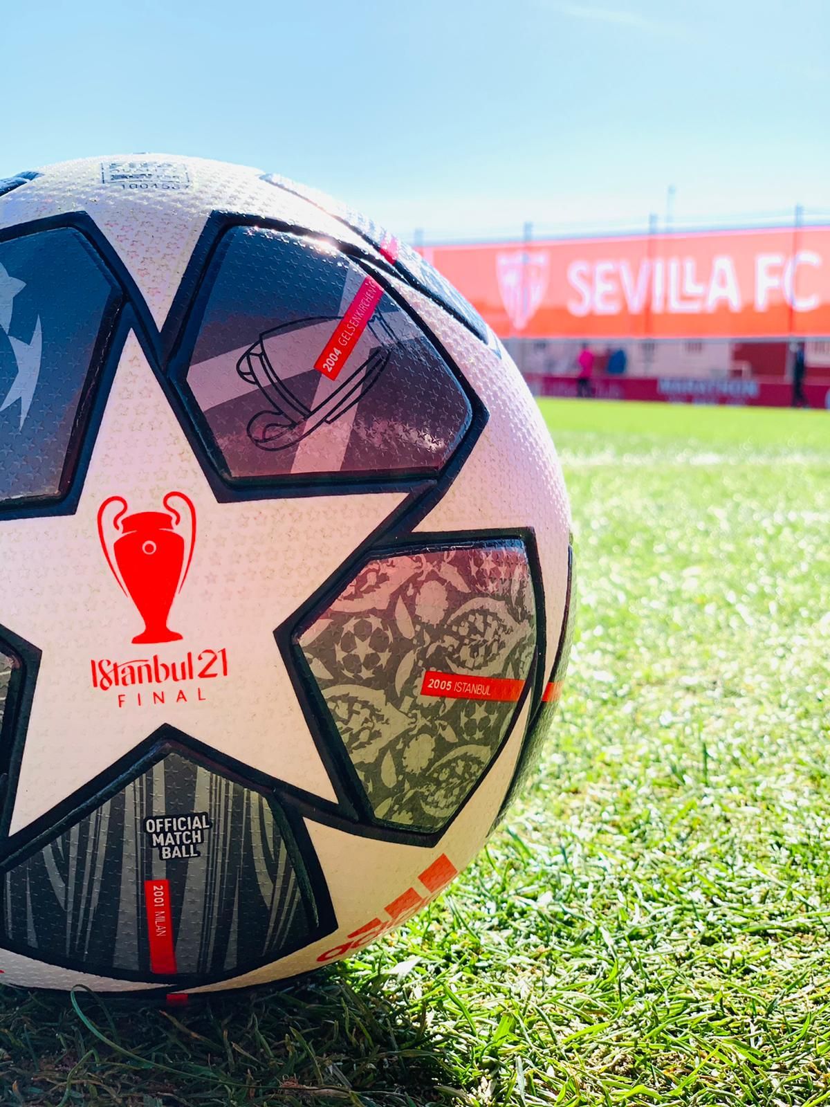  El balón de la Champions, en la ciudad deportiva sevillista.