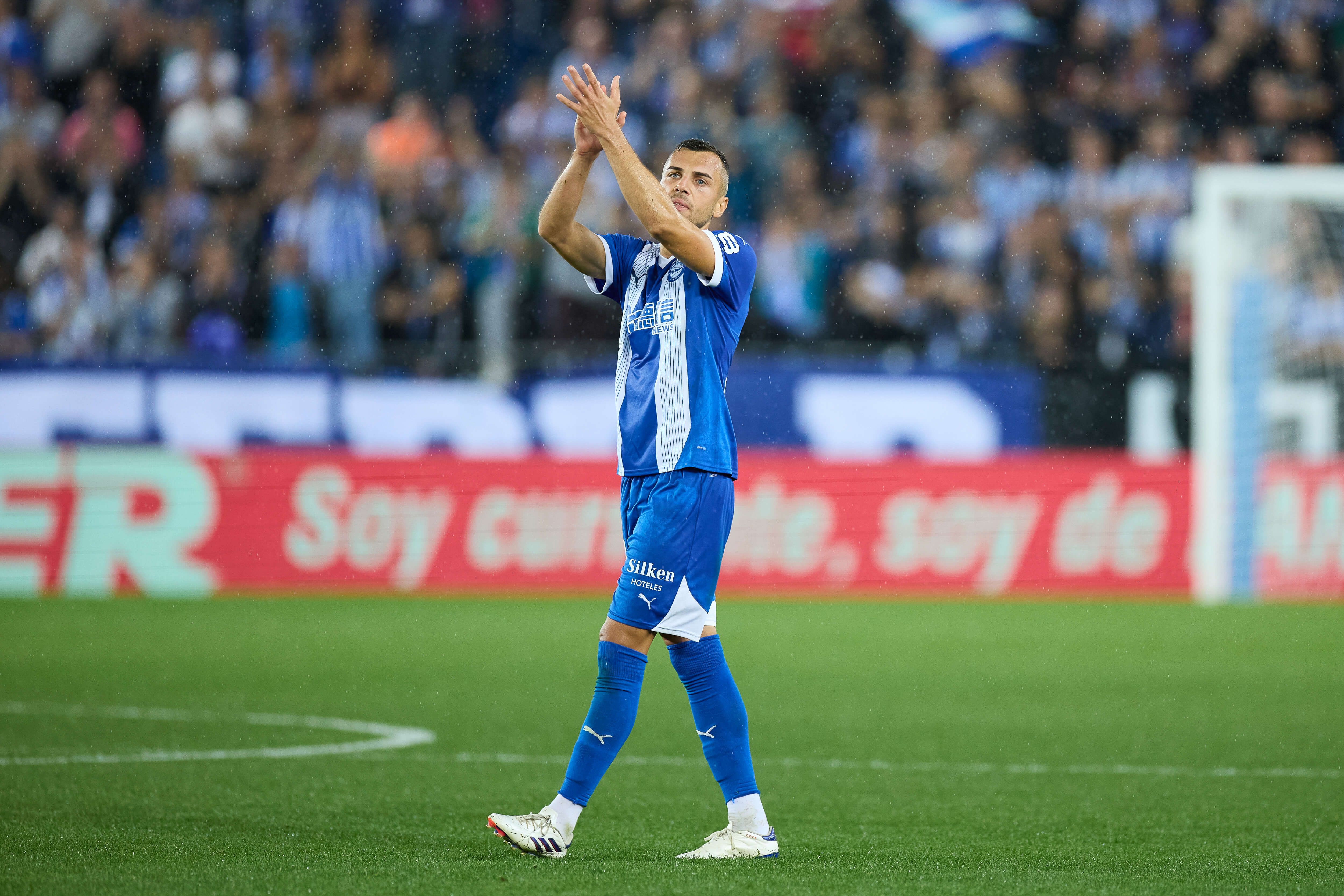  Joan Jordán ovacionado por la afición del Alavés (Europa Press)