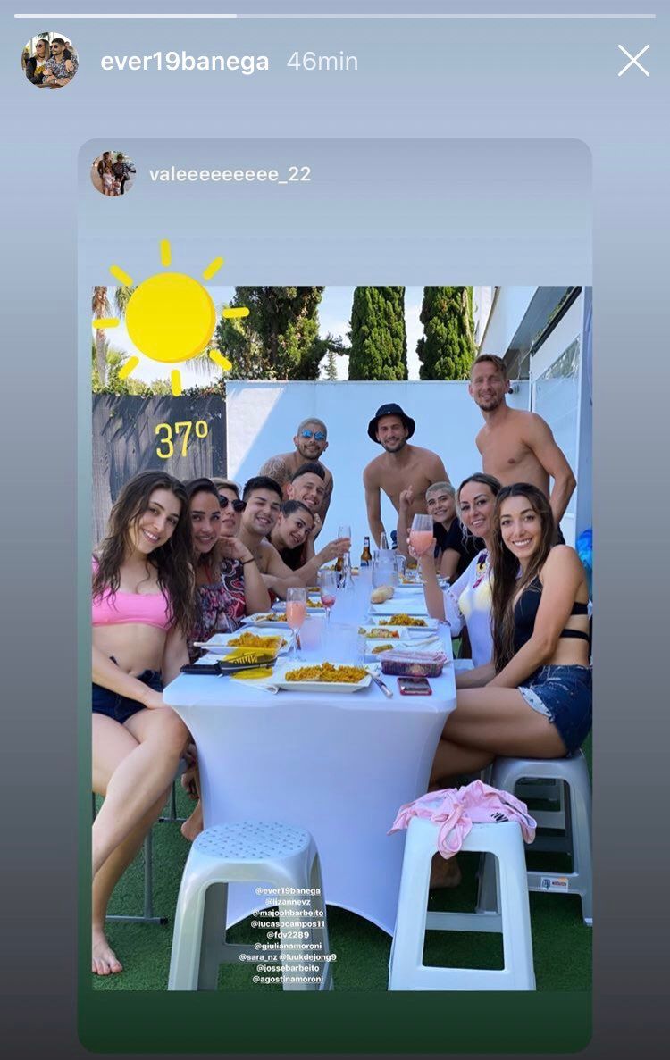 Varios sevillistas compartiendo una polémica comida este sábado.