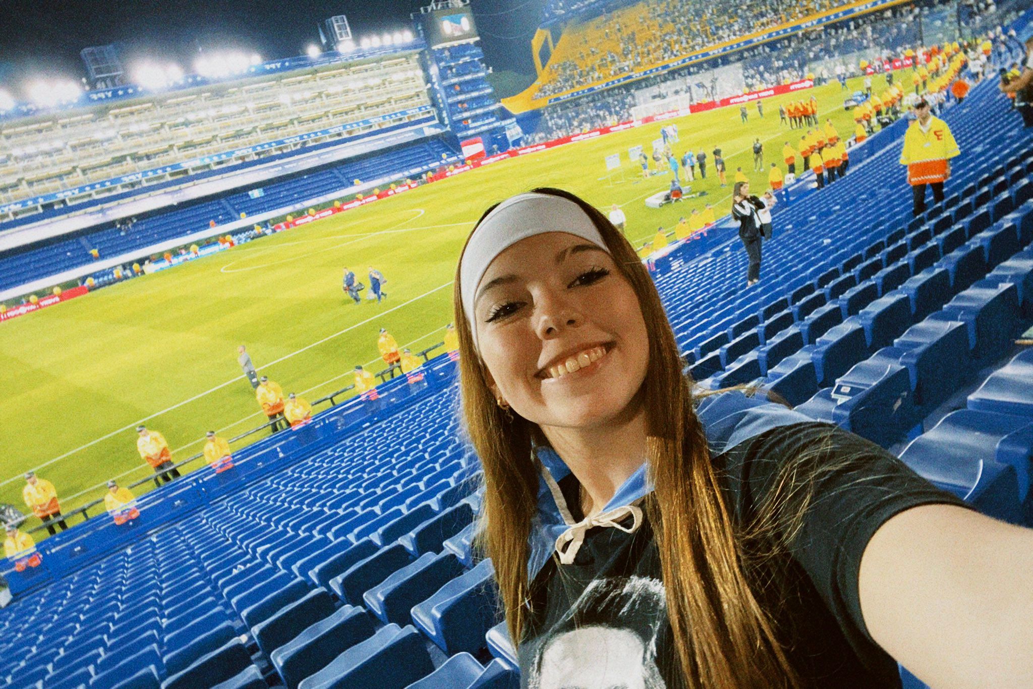  La aficionada que solicitó la camiseta de Acuña, en La Bombonera.