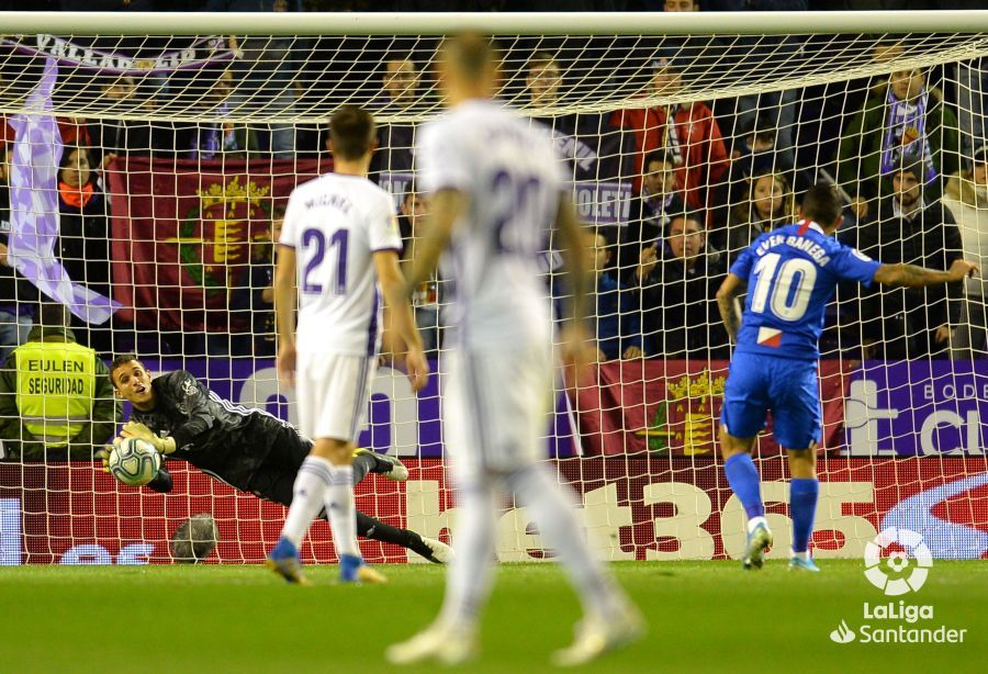  Banega falla su primer penalti lanzado, que luego sería repetido.