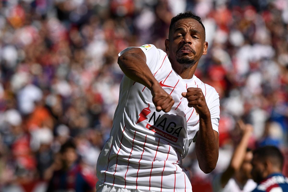  Fernando celebra su gol con el Sevilla.