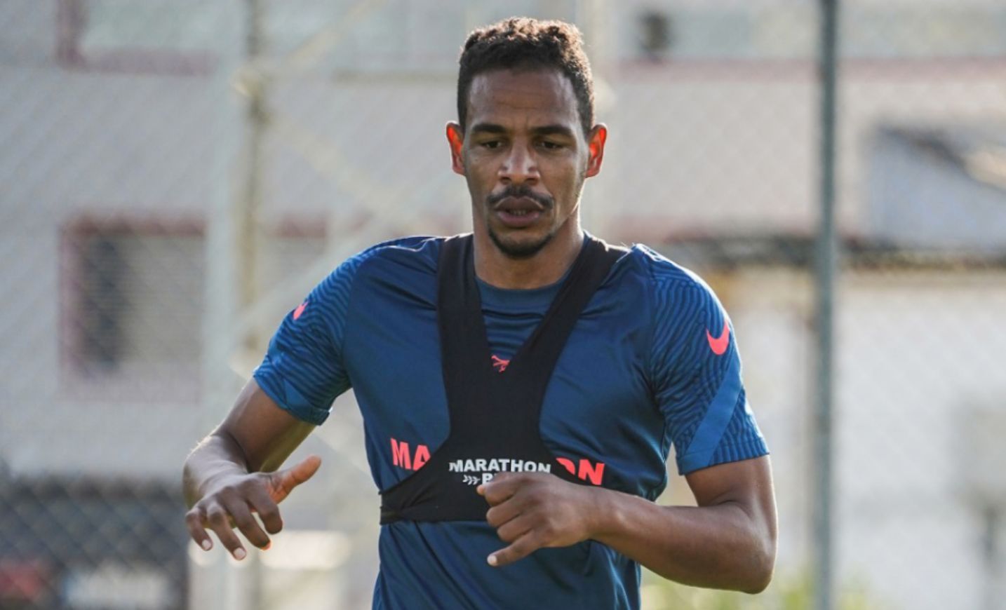  Fernando Reges entrenando con el Sevilla.