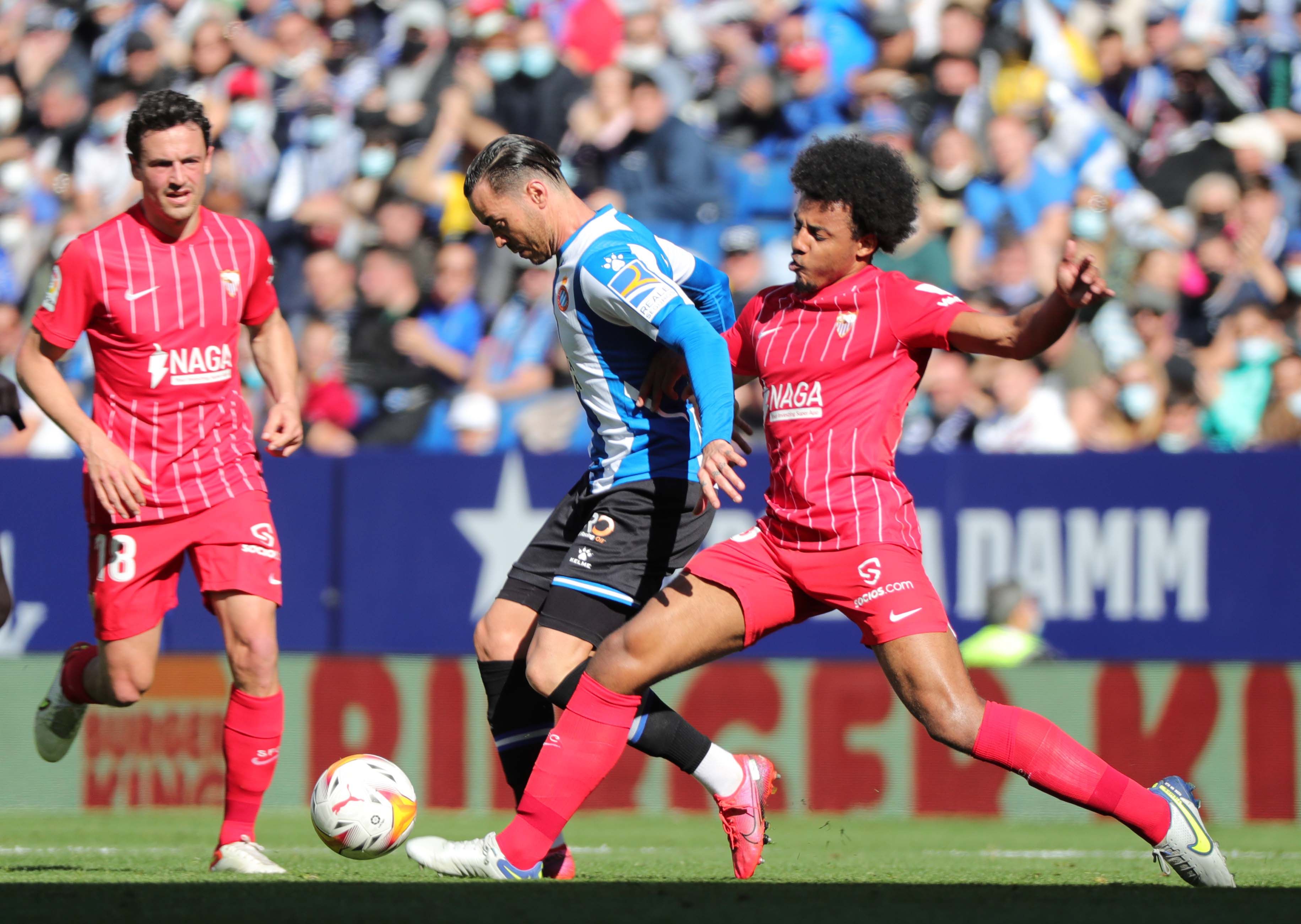  Koundé trata de quitarle el balón a RDT.
