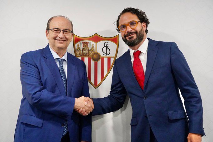 Víctor Orta, junto a José Castro, firma su contrato con el Sevilla.