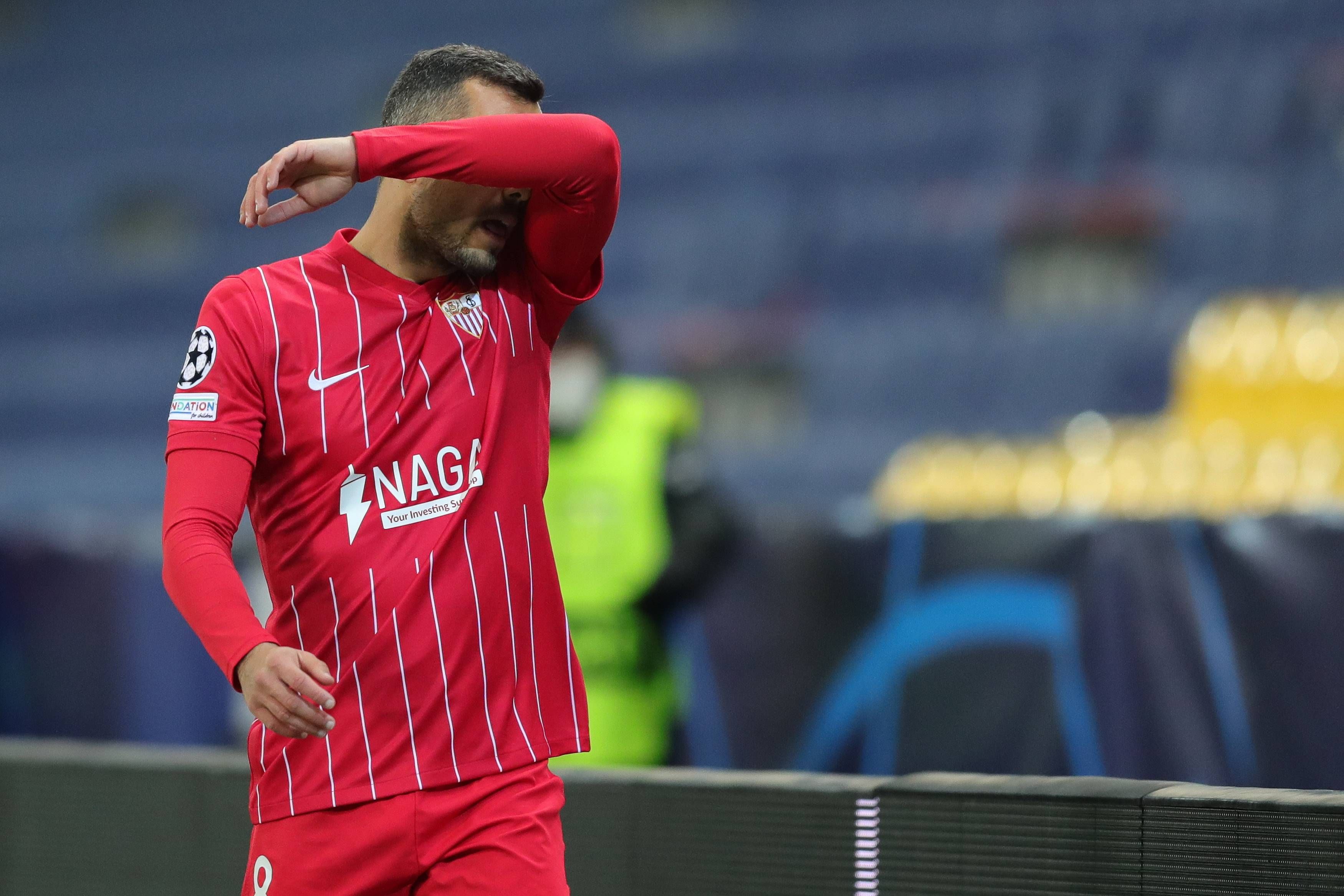  Joan Jordán se lamenta tras expulsado en Salzburgo con el Sevilla FC.