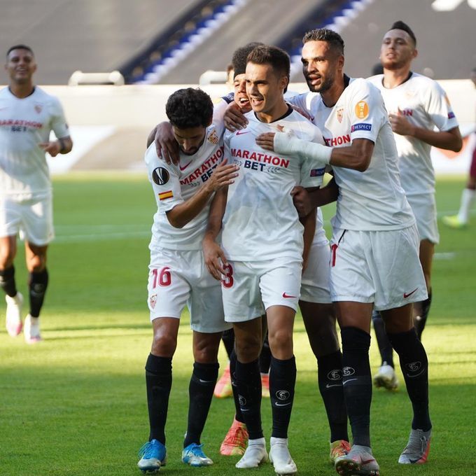 Reguilón celeba su gol con el Sevilla ante la Roma.