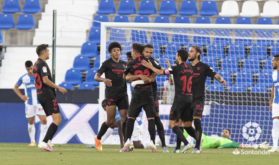  El Sevilla celebra el primer gol de Óliver..