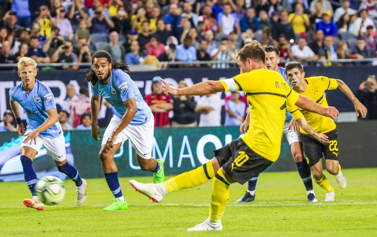 Mario Götze transforma el penalti que dio la victoria a los suyos ante el Manchester City en el debut en la ICC.