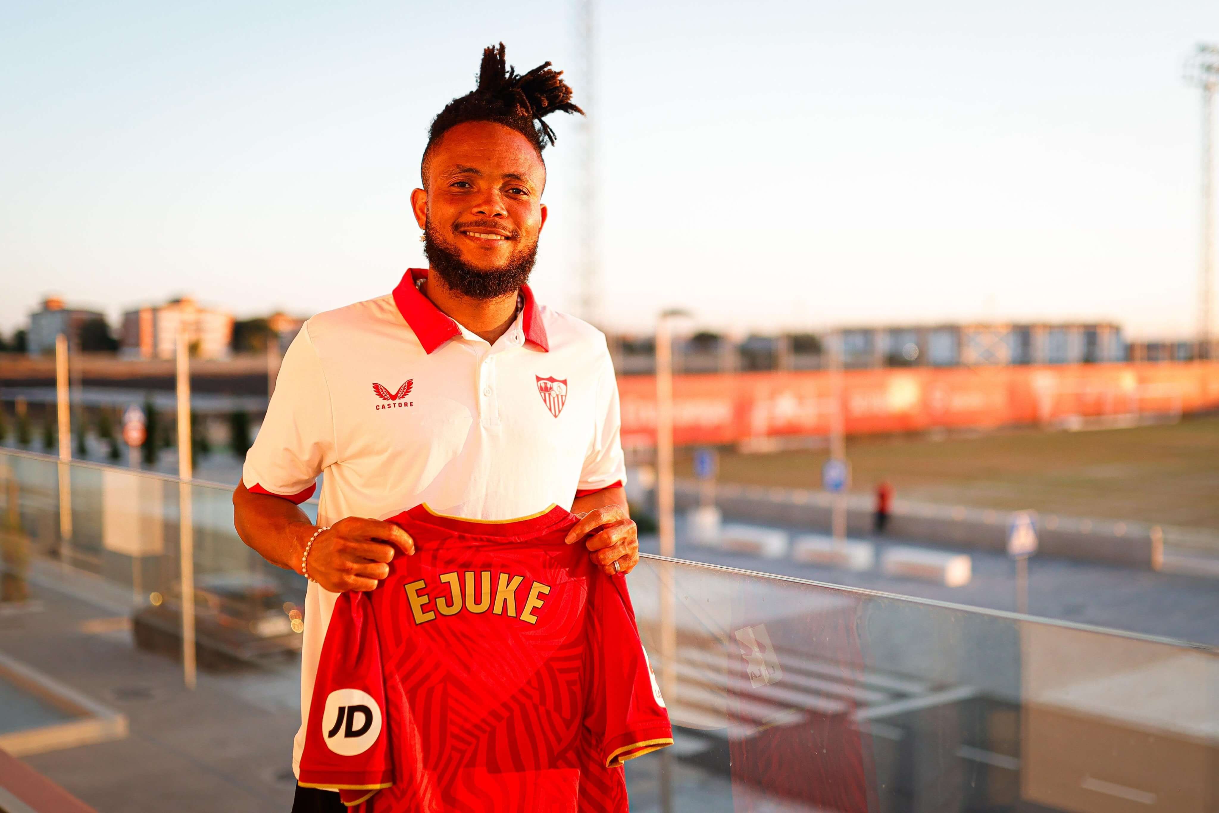 Ejuke, con la camiseta del Sevilla.