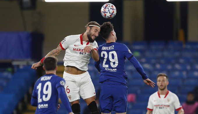 Gudelj pugna con Havertz por un balón aéreo.