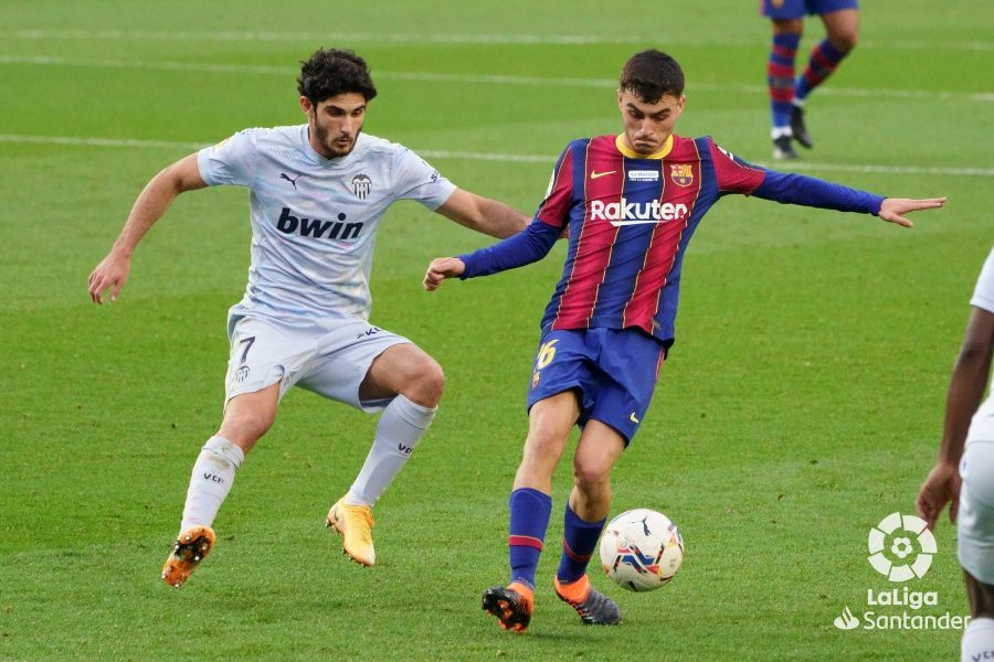  Guedes pelea por el balón.
